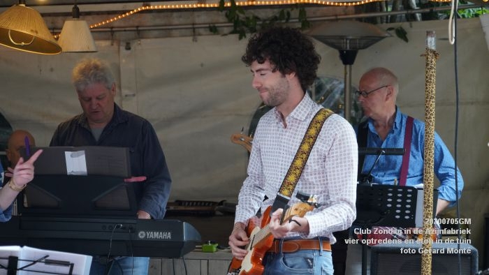 DSC09100 Club Zondag in de Azijnfabriek in de tuin 5juli2020 foto Gerard Mont E web